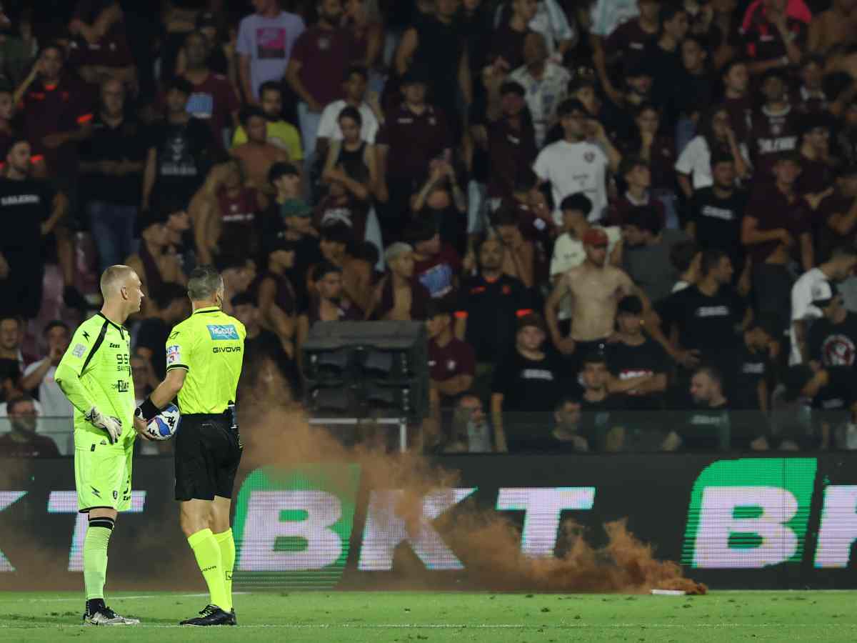 lancio di fumogeni in campo all'Arechi di Salerno