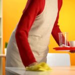 donna cameriera a lavoro