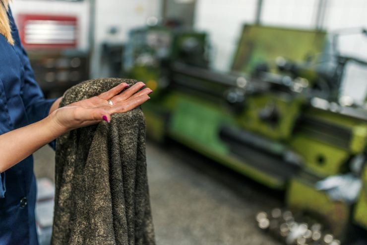 donna si asciuga mano a lavoro