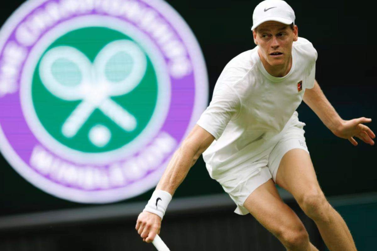Jannik Sinner in divisa bianca per Wimbledon